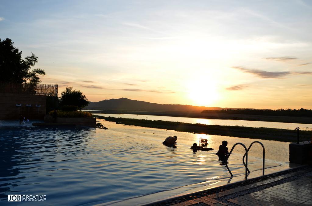 Rivermount Hotel And Resort Sarrat Exterior foto